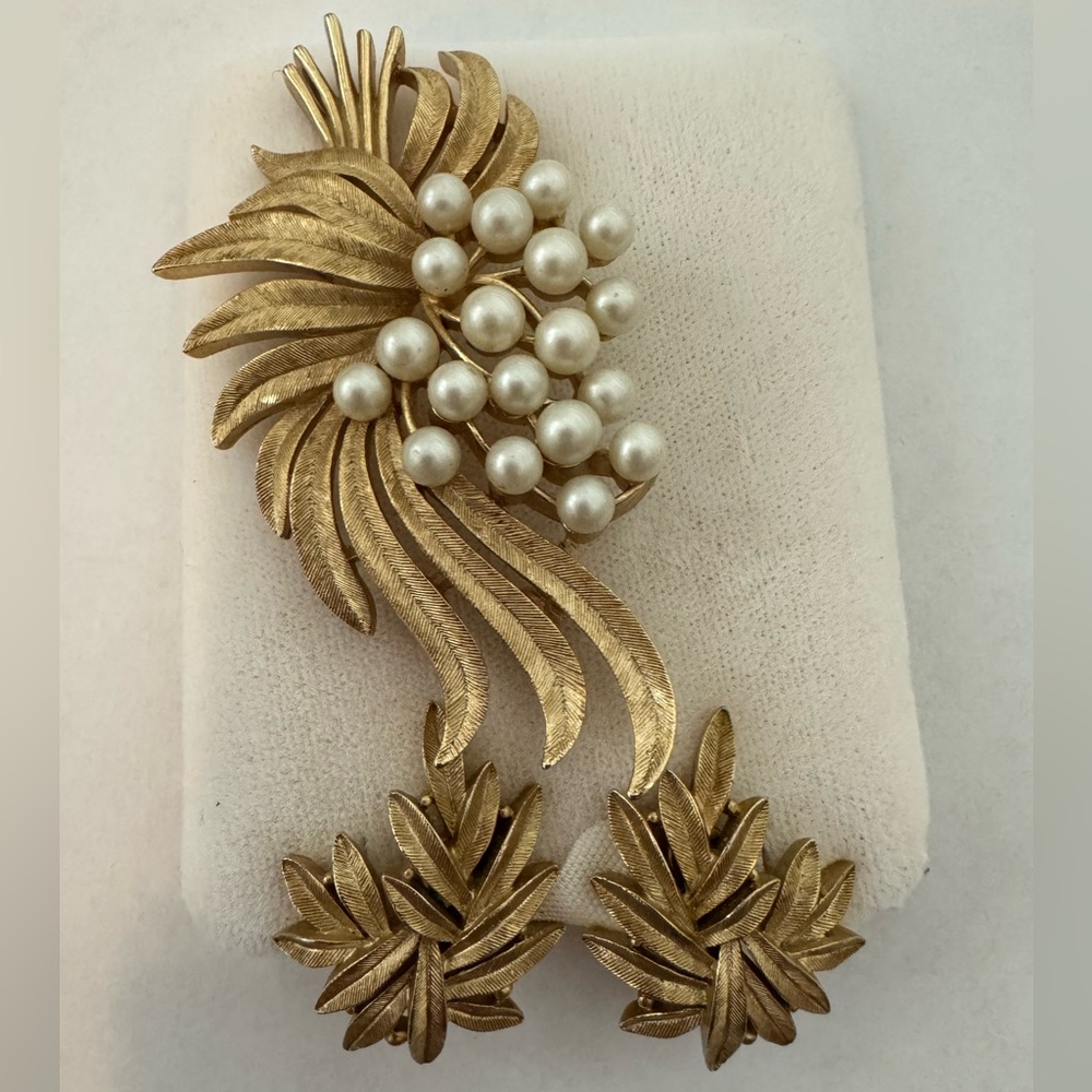 Trifari pearl & gold pin/brooch earring set clip 1960’s vintage 3” pin